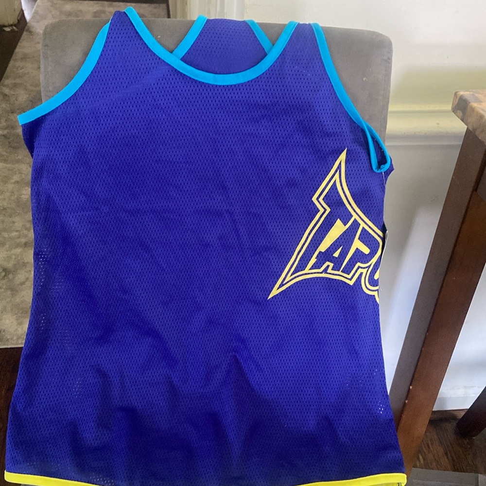 I'm selling a new tank top